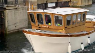 HARTLEPOOL, İngiltere - Temmuz 2025: Hartlepool limanına giren tekne