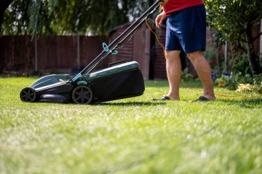 Bahçede çim biçme, yazın yeşil çim biçme..