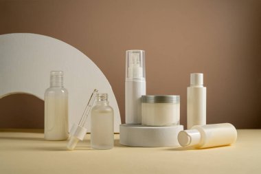Boş kozmetik kavanozları ve şişeler grubu güzellik konsepti, tarafsız arka plan.