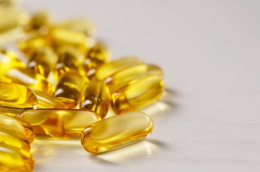 Omega 3, 6, 9 balık yağı kapsülü, beyaz zemin üzerinde izole edilmiş vitamin.