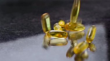 Omega 3, 6, 9 balık yağı, vitamin ve gıda takviyesi kapsülü.
