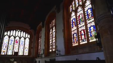 Birleşik Krallık, Leicestershire, 26 Nisan 2025. Ashby Kalesi, eski kilise. Renkli cam vintage pencere