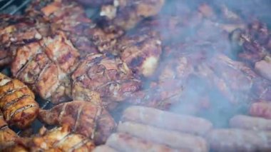 Bahar mevsiminde tavuk makarnası. Yüksek kalite 4K kalite tavuk barbeküsü, baharda bahçede açık hava.