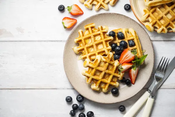 Çilekli, yabanmersinli ve ballı Belçika ev yapımı waffle 'lar. 