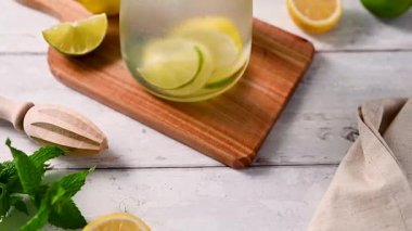 Limonata, limon ve taze naneli limonata. Yaz ferahlatıcı, ev yapımı limonata.