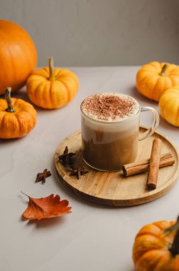 Balkabağı aromalı latte, cam bardakta kahve, balkabağı, sonbahar sıcak içeceği.