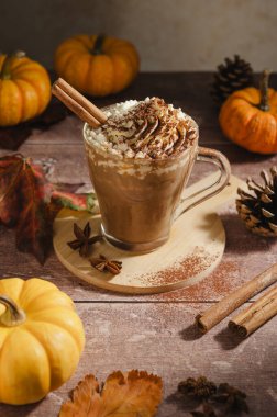 Balkabağı aromalı latte, cam bardakta kahve, balkabağı, sonbahar sıcak içeceği.