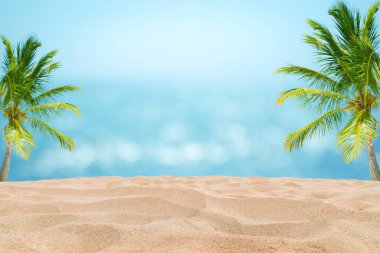 Yaz Tatili Konsepti: Kum Sahili 'nin tropik güzel deniz manzarası ve arka planda Bokeh güneş ışığı olan bulanık mavi gökyüzü.