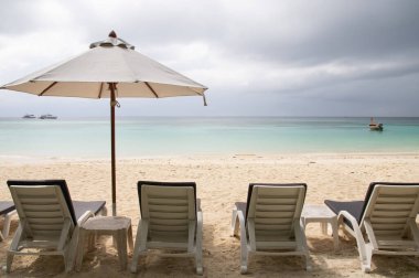  Sahilde şemsiyesi olan güzel bir sahil