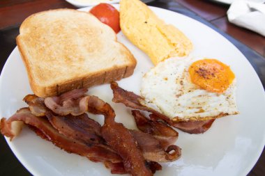 Yağda yumurta, pastırma ve bezelyeli İngiliz kahvaltısı.