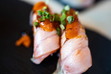 Japon yemekleri lezzetli taze somon suşisi.