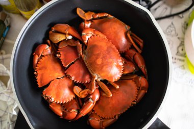 Tencerede haşlanmış yengeç.