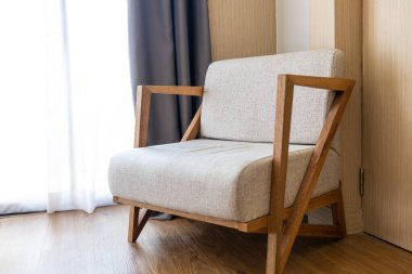 Oturma odasının iç tarafında kahverengi sandalye. Minimalizm kavramı.