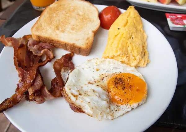 Yağda yumurta, pastırma ve bezelyeli İngiliz kahvaltısı.