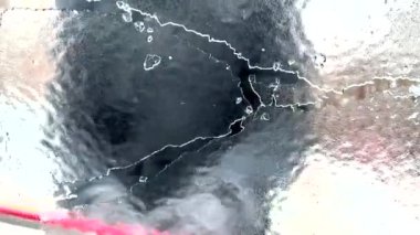 Bir adam otoparkta fırçayla bir arabanın ön camını buzdan temizliyor. Soğuk bir kış. Araba dondu. Şehir hayatı, şiddetli don. Tam HD video 1920x1080, 30 fps.