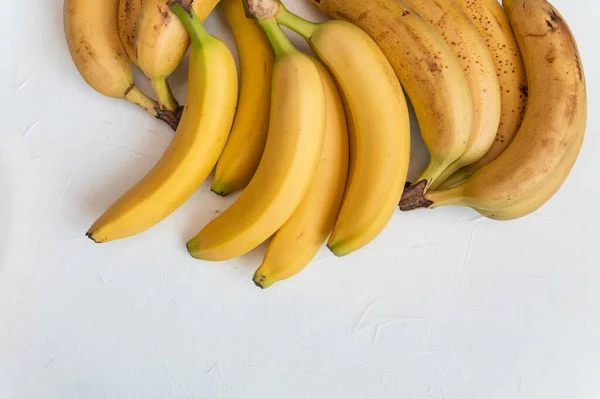 Doce Bananas Frutas Amarelas Maduras Mesa Fundo Branco Isolado Alimentação — Fotografia de Stock
