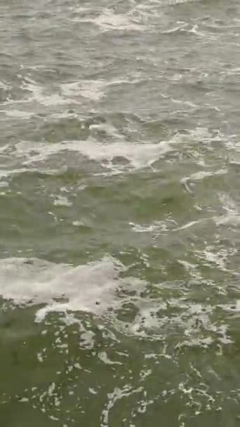 Vit Havsspray Mot Mörkblå Bakgrund Plats För Kopiering Turbulent Ocean — Stockvideo