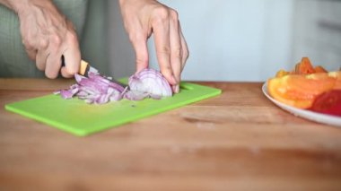 Gemide beyaz soğan kesen kadın elleri yemek yapıyor. Yemek için yemek hazırla. Lezzetli yemek.