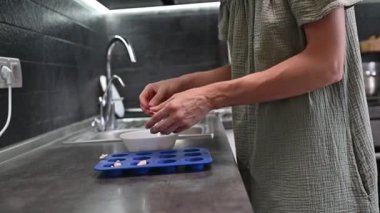 Silikon kalıplı ev yapımı çikolata ve çikolata, sağlıklı beslenme konsepti, şeker ve glütensiz.