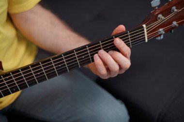 Akustik gitar çalan gitarist. Müzisyen enstrümanını kapat.