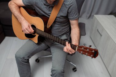 Akustik gitarda gitarist stüdyoda melodi çalıyor. Müzisyen enstrümanını kapat.