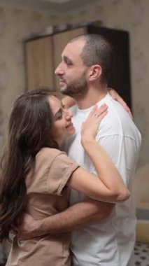 Sevecen partnerler sevgililer gününde evlerinde romantik bir bağ kurarlar.