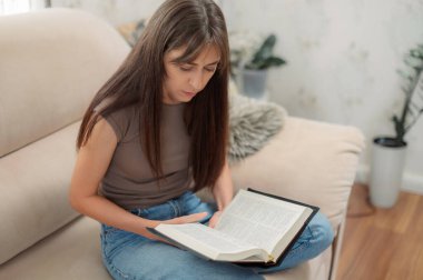 İncil, çalışma ve yazma, evdeki din üzerine notları olan kadın, Hıristiyan inancı ve Tanrı bilgisi. Okuma, umut ve kız kutsal kitapla masada, İncil ilhamı ve duayı öğreniyor..