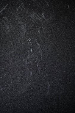 Koyu, pürüzsüz bir zemin üzerinde un dökülüyor, aşçılık sanatını vurguluyor, ince beyaz toz dokulu arka planda yayılıyor.