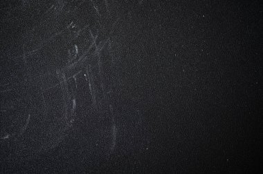 Koyu, pürüzsüz bir zemin üzerinde un dökülüyor, aşçılık sanatını vurguluyor, ince beyaz toz dokulu arka planda yayılıyor.