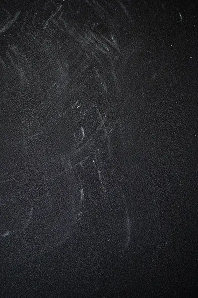 Koyu, pürüzsüz bir zemin üzerinde un dökülüyor, aşçılık sanatını vurguluyor, ince beyaz toz dokulu arka planda yayılıyor.