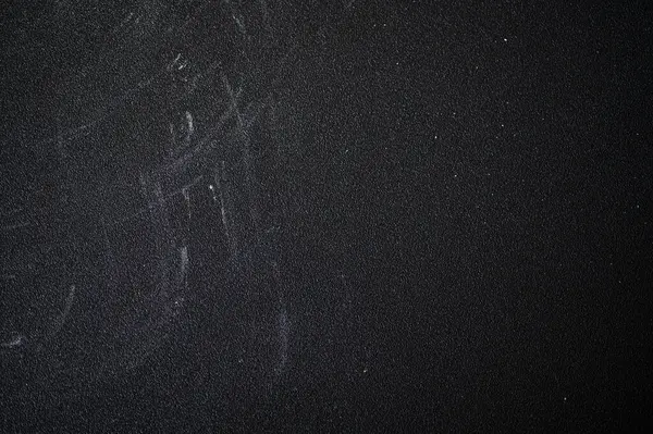 Koyu, pürüzsüz bir zemin üzerinde un dökülüyor, aşçılık sanatını vurguluyor, ince beyaz toz dokulu arka planda yayılıyor.