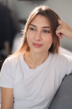 Portre, hafta sonu bahar tatili için oturma odasında rahatlamak için gülümseyen genç ve kadın. Mutlu, kaygısız ve kampüs yurdunda huzur içinde yaşayan bir kadın.