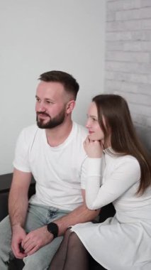 Birbirlerinin varlığından zevk alan mutlu çift sevgi, bağ ve mutlulukla dolu sıcak ve samimi bir atmosferi destekliyor.