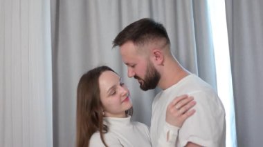 Romantik çift evlerinin rahatlığında şefkatli bir anı kucaklıyor ve paylaşıyorlar. Mutlu adam ve kadın