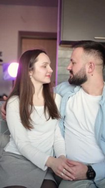 Birbirlerinin gözlerine derin derin bakan genç çift sevgi, yakınlık ve duygusal bağlarla dolu hassas bir anı paylaşıyorlar.