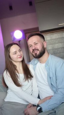 Birbirlerinin gözlerine derin derin bakan genç çift sevgi, yakınlık ve duygusal bağlarla dolu hassas bir anı paylaşıyorlar.