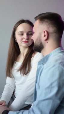 Birbirlerinin gözlerine derin derin bakan genç çift sevgi, yakınlık ve duygusal bağlarla dolu hassas bir anı paylaşıyorlar.
