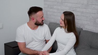 Birbirlerinin varlığından zevk alan mutlu çift sevgi, bağ ve mutlulukla dolu sıcak ve samimi bir atmosferi destekliyor.