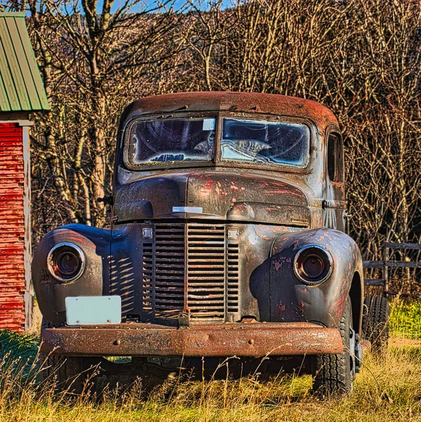 Vista Frontal Caminhão Internacional Enferrujado Abandonado — Fotografia de Stock