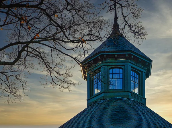 Huysuz bir akşam gökyüzüne karşı yuvarlak bir kubbenin yakın görüntüsü