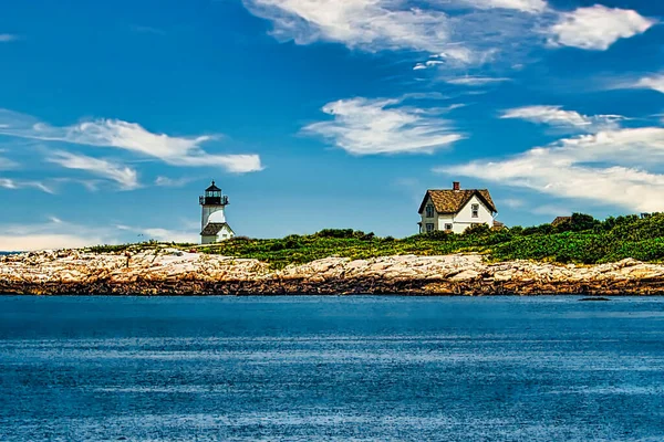 Maine 'in kayalık sahilindeki deniz feneri. ABD