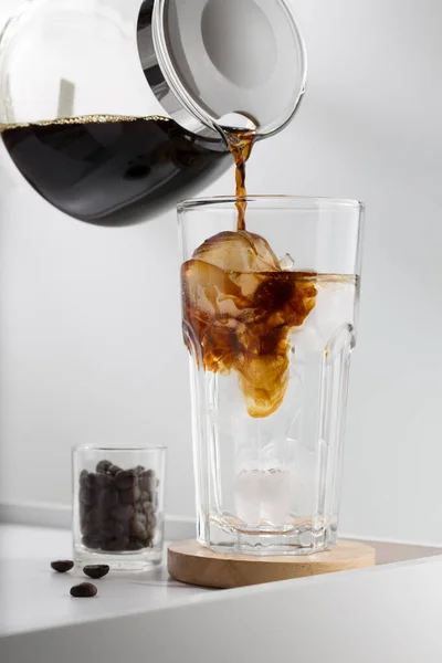 Espresso Koud Water Een Witte Tafel Gieten — Stockfoto