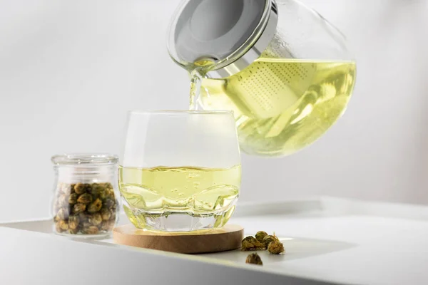 Pouring Chrysanthemum Hot Tea Glass White Table — Stock Photo, Image