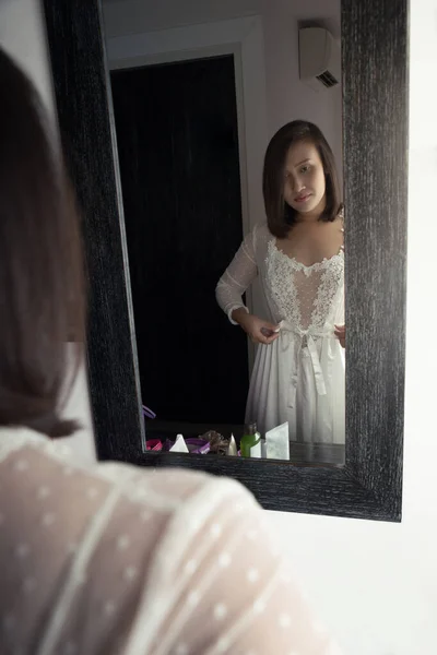 Asijské Žena Položí Její Bílé Saténové Noční Prádlo Šaty Před — Stock fotografie