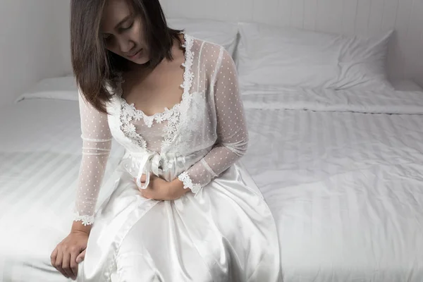 Femme Asiatique Robe Nuit Satin Blanc Ont Mal Estomac Dans — Photo