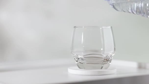 Ρίχνει Νερό Στο Ποτήρι Στο Ξύλινο Τραπέζι — Αρχείο Βίντεο