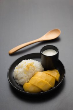 Khao Niao Mamuang (Mango yapışkan pirinç), geleneksel bir Tayland tatlısıdır..