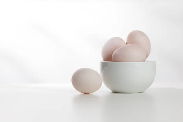 Ovos Pato Uma Tigela Branca Uma Mesa Madeira Branca — Fotografia de Stock