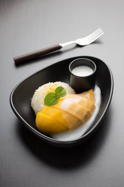 Khao Niao Mamuang (Mango yapışkan pirinç), geleneksel bir Tayland tatlısıdır..