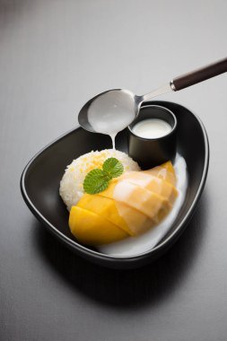 Khao Niao Mamuang (Mango yapışkan pirinç), geleneksel bir Tayland tatlısıdır..